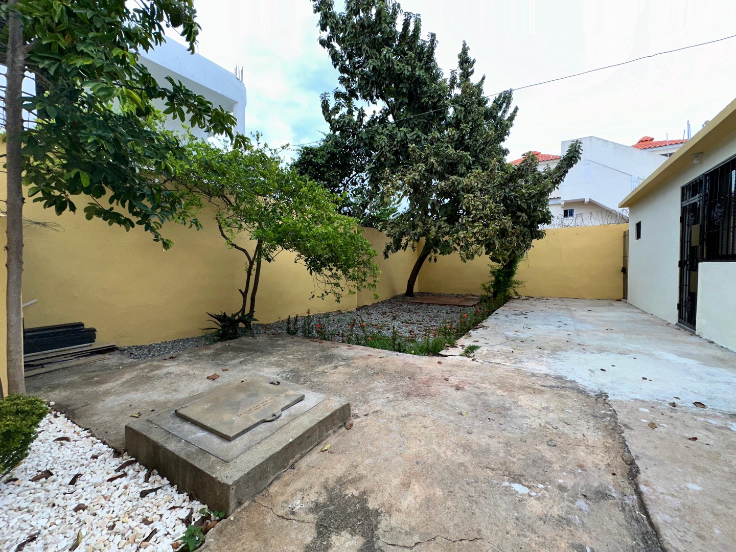 casas -  Casa de un nivel para vivir tranquilo Autopista de San Isidro. VENDIDA 8