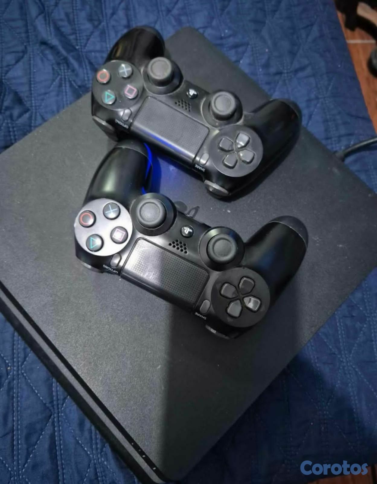 consolas y videojuegos - PS4 SLIM 500GB con dos controles y 2 juegos más cargador de controles y HDMI 2