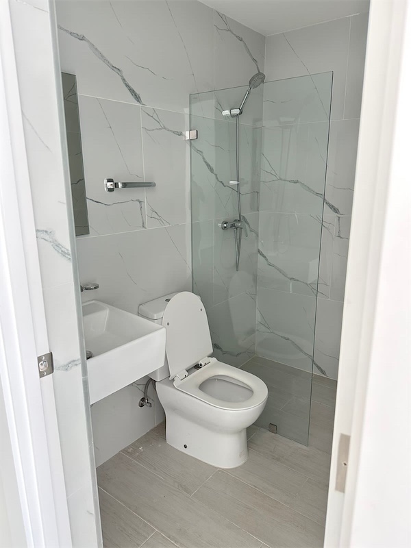 apartamentos - Vendo apto en el Real 
110. Mts. 
2 habitación 
2.5 baños 
Balcon 
Área social