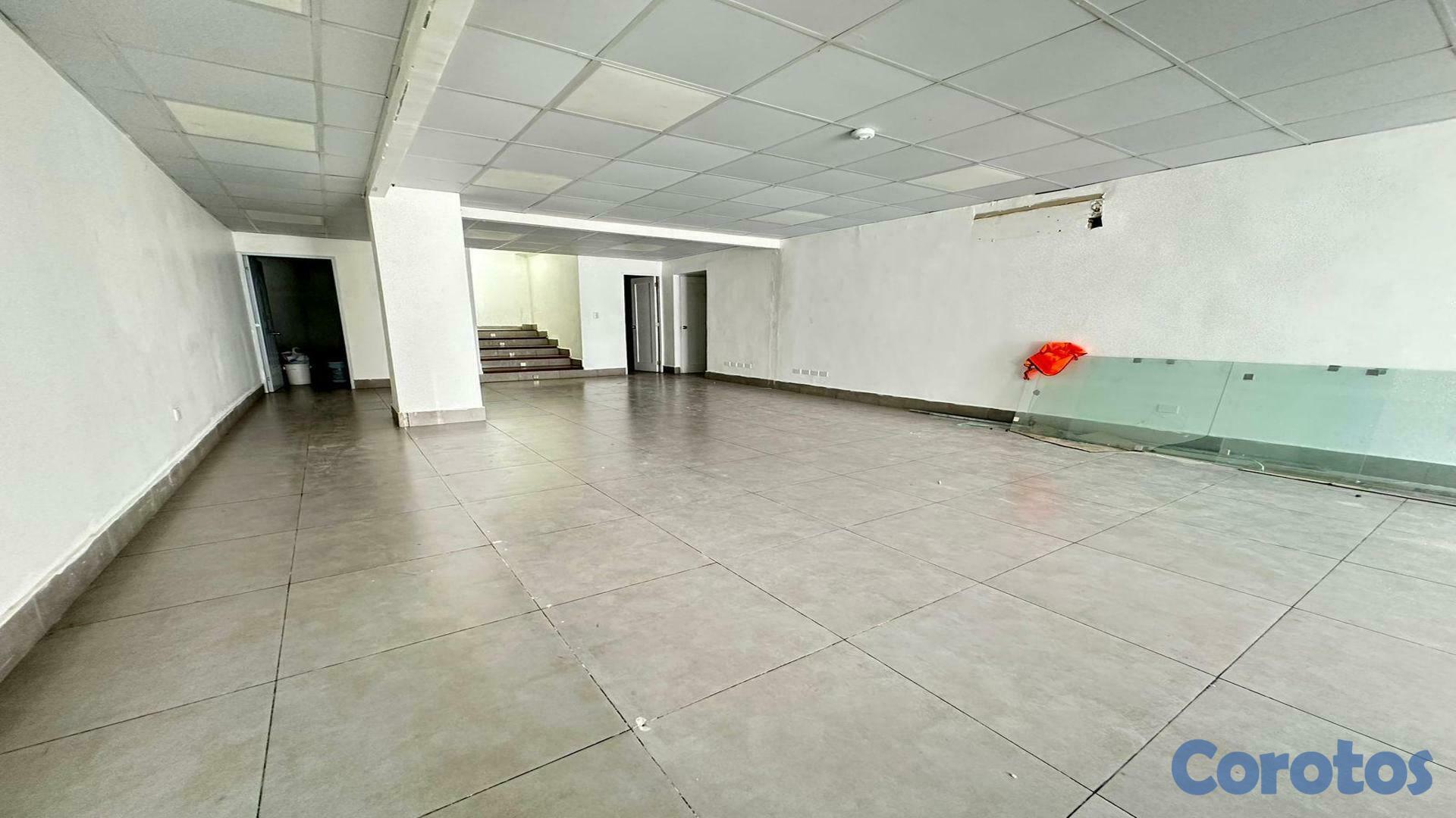 oficinas y locales comerciales - Local amplio para Oficina en Primer Piso en los Restauradores 8