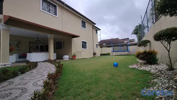casas - Casa con Patio y Piscina en Ave. 27 de Febrero, Sa 2