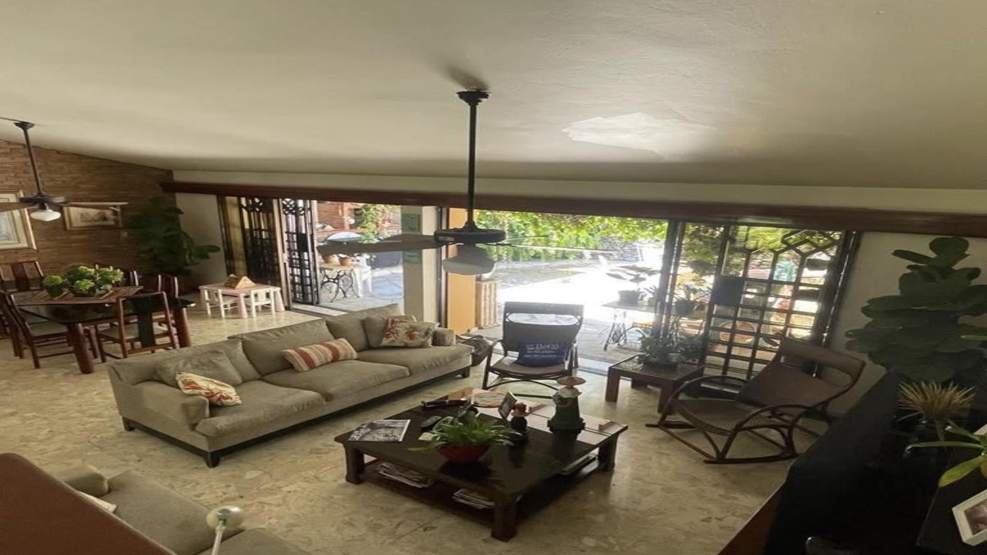 casas - Vendo espaciosa casa de dos niveles  en Los Ríos 2