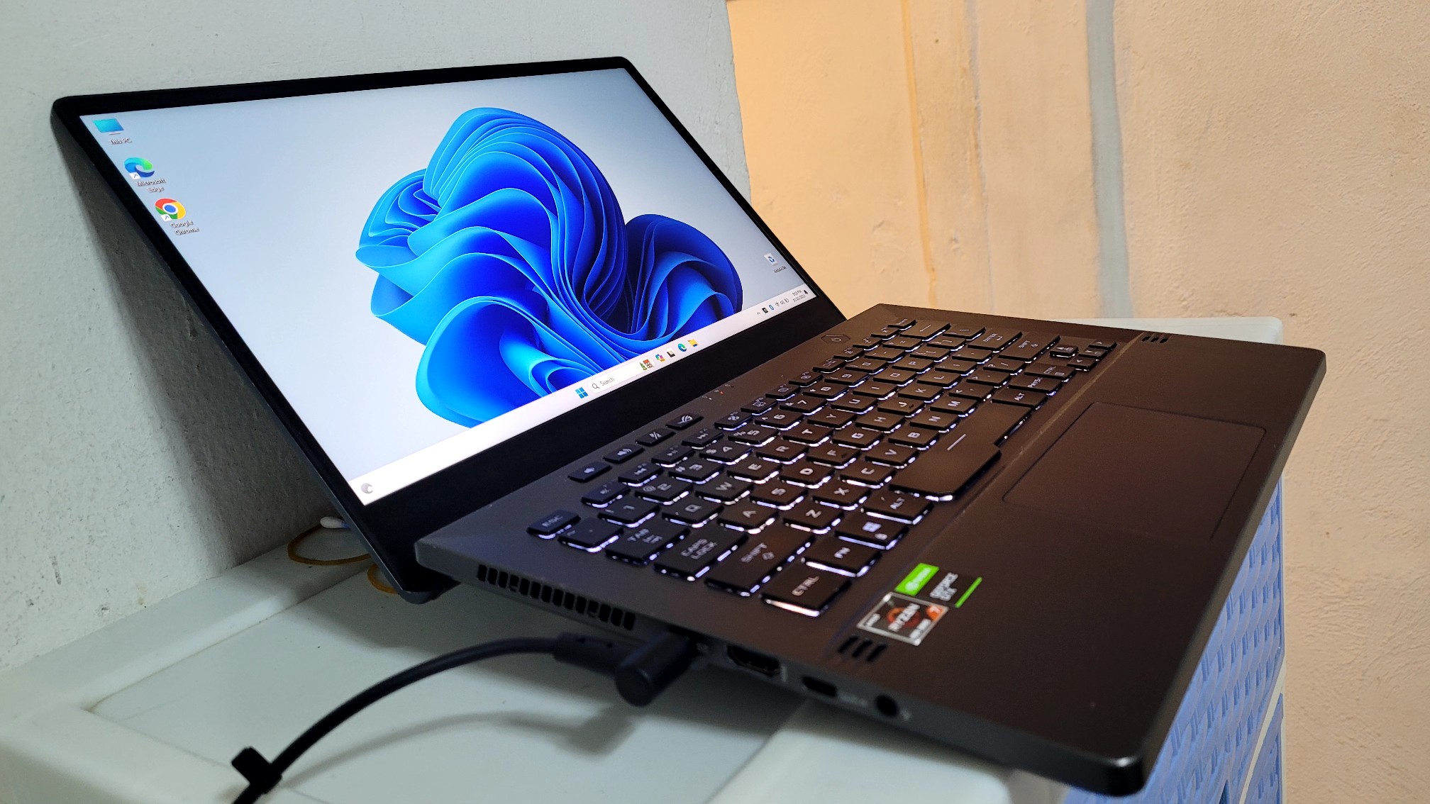 computadoras y laptops - Asus Zephyrus G4 14 Pulg Ryzen 7 Ram 16gb ddr4 Disco 512gb Nvidea Gtx 1650 4GB 2