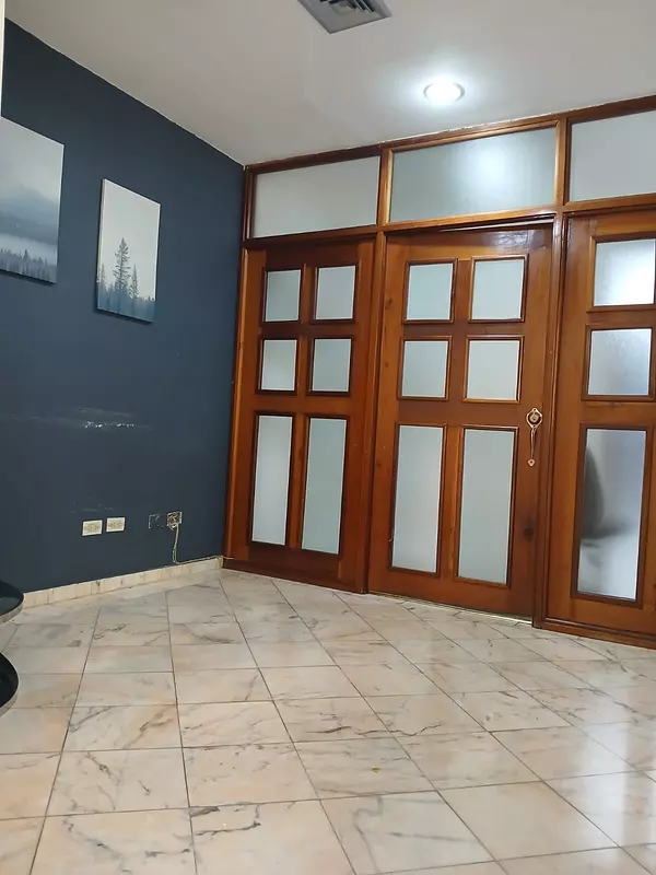 oficinas y locales comerciales - Alquilo Local 53 Mts en Av. Sarasota   4