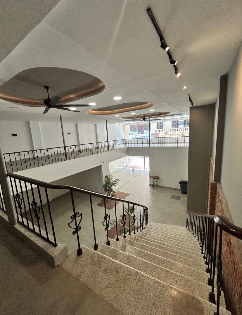 oficinas y locales comerciales - Alquiler Local Comercial Ubicado en la Calle El Conde, Zona Colonial 2