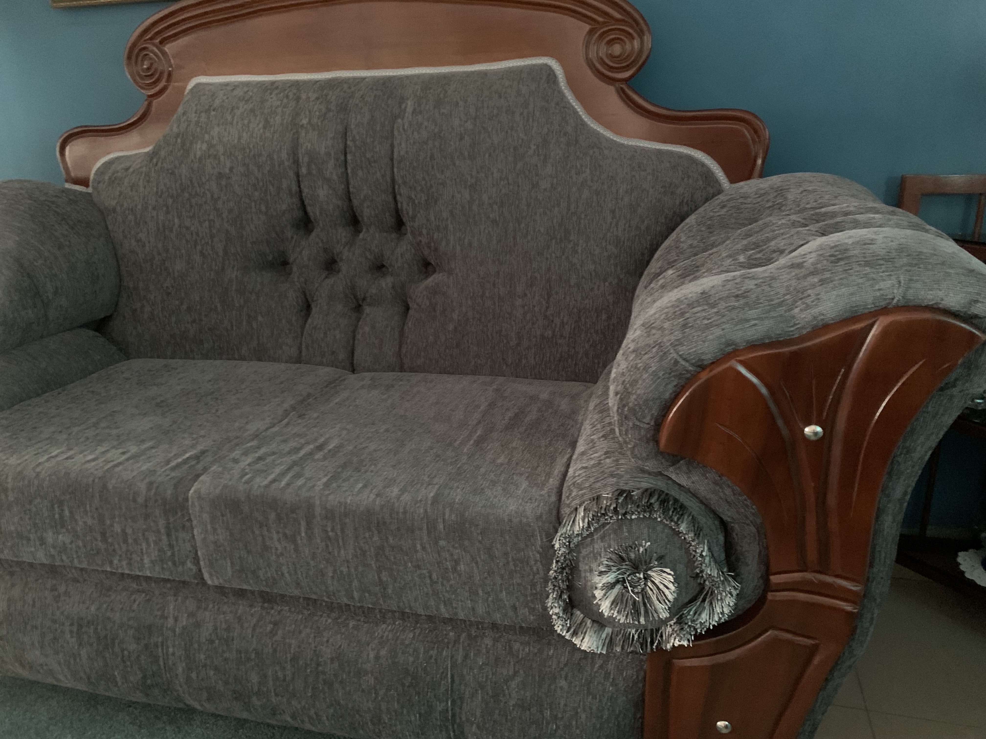 muebles y colchones - sofá en caoba de dos asientos  1