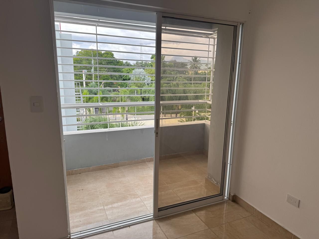 apartamentos - APARTAMENTO EN RENTA EN LOS RIELES DE GURABO. 4