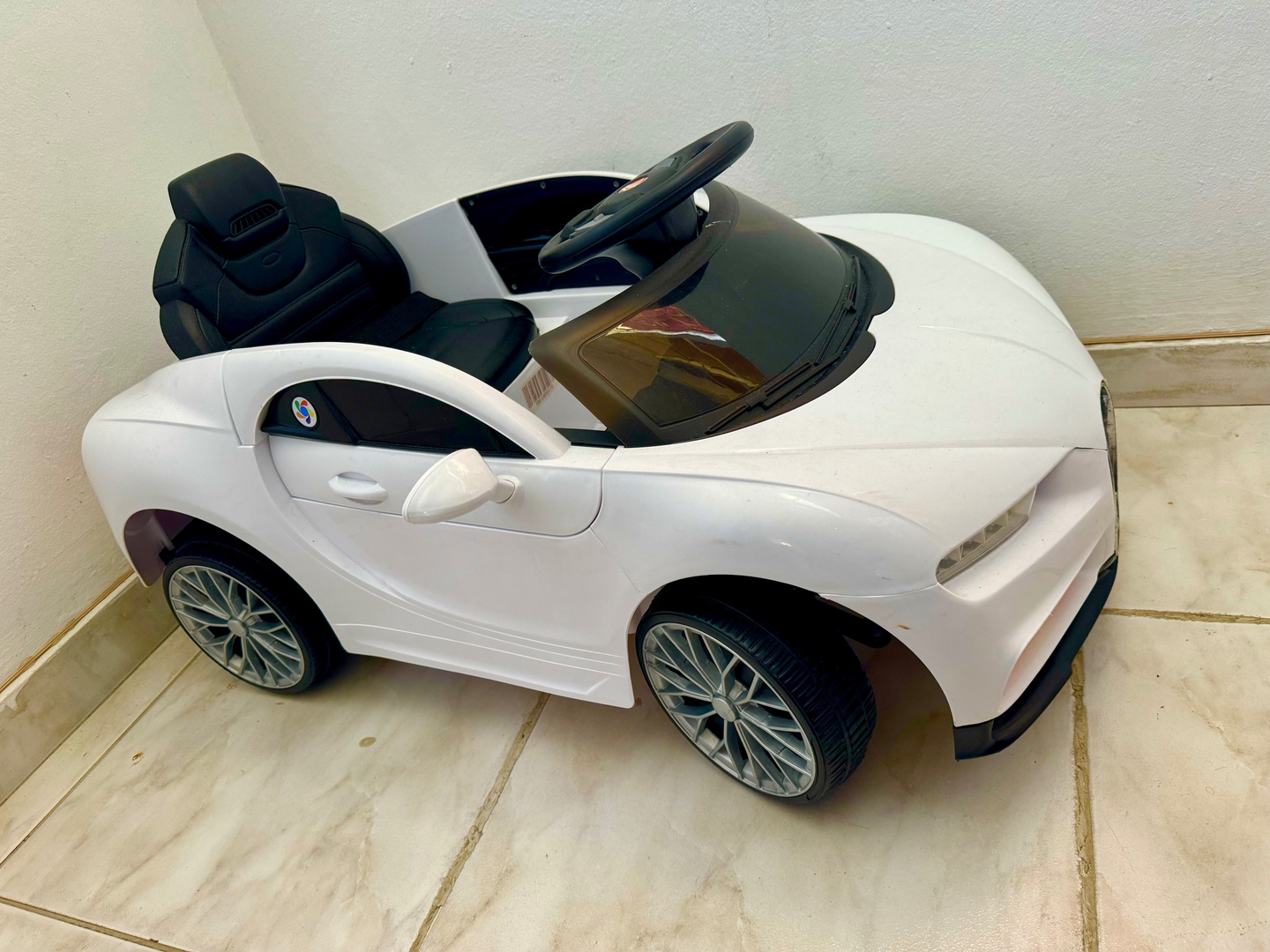 juguetes - Carro blanco como nuevo para niños  con accesorios RD$11,000.00 1