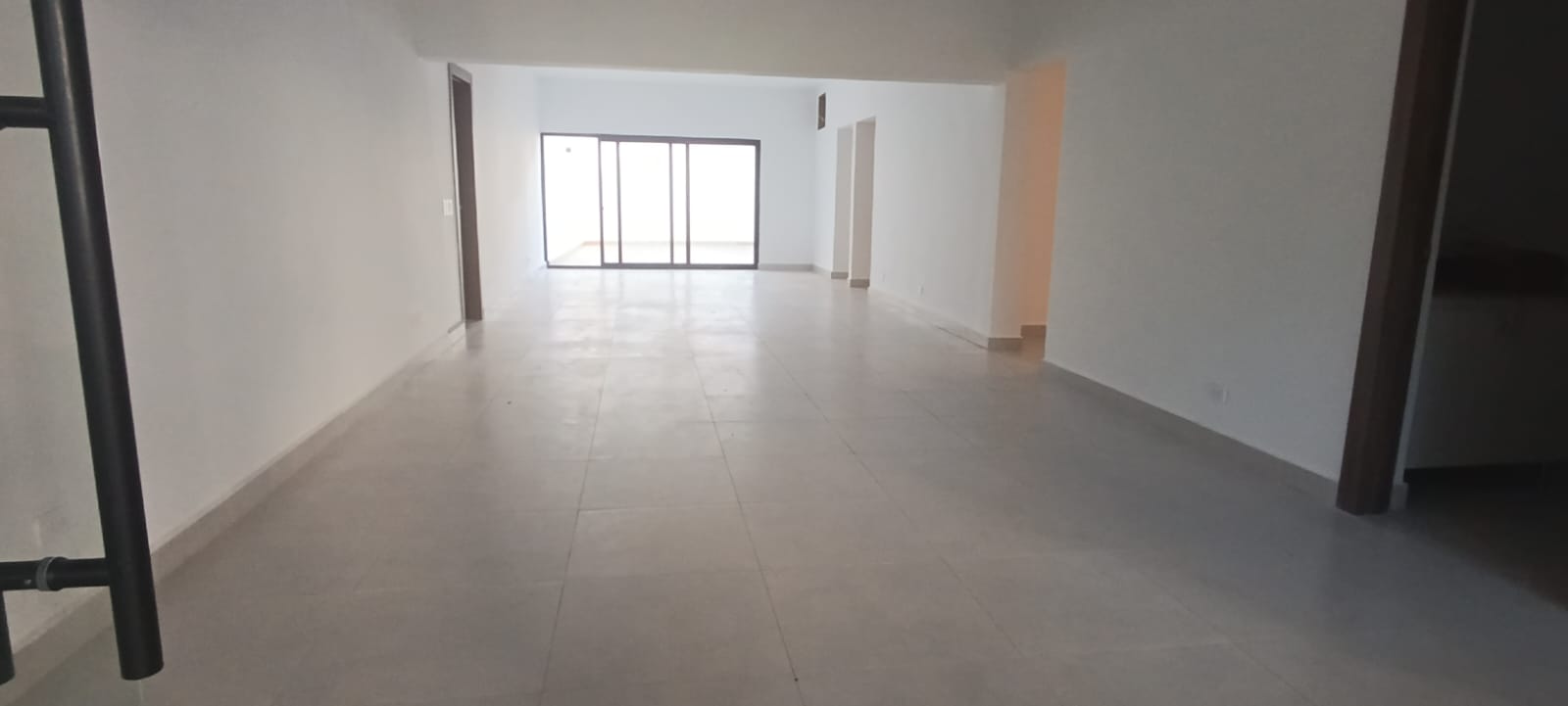 oficinas y locales comerciales - La Julia, Local 122mts en primer nivel con terraza 1