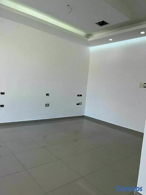 oficinas y locales comerciales - En La Enriquillo AMPLIO local de 240mts 4 parqueos 4