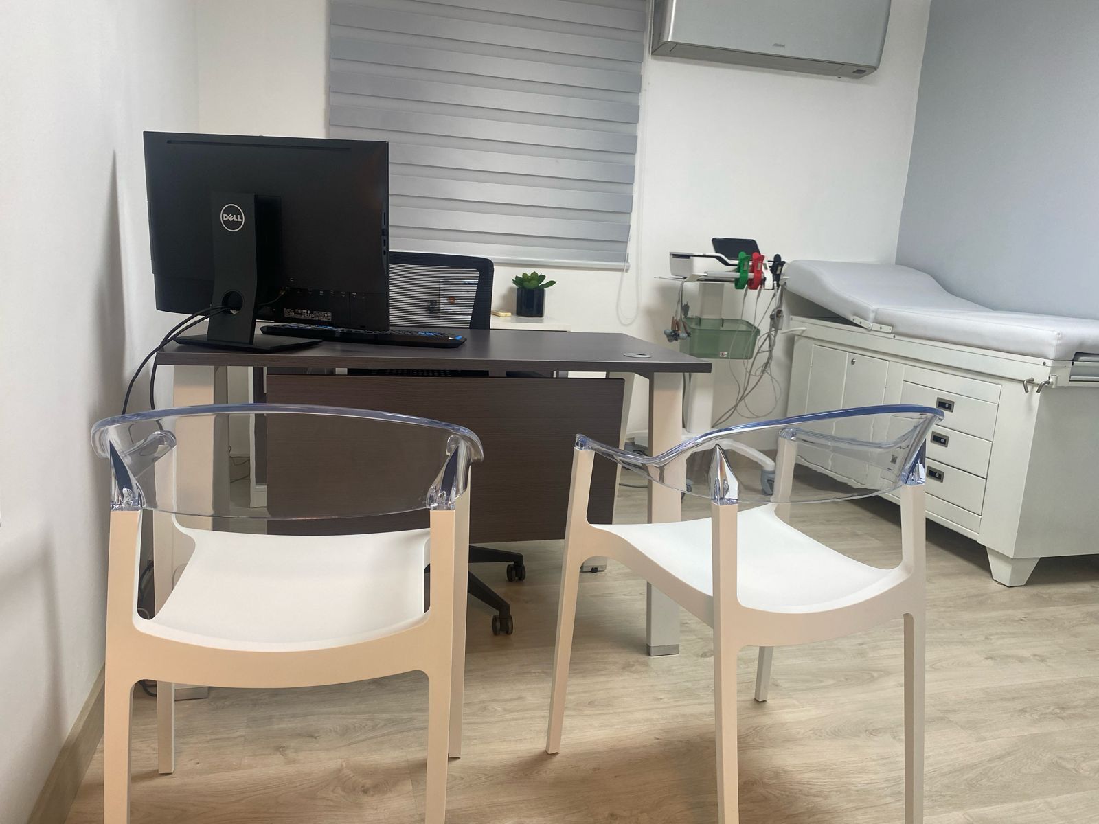 oficinas y locales comerciales - Alquilo un 1er Piso Completo de Consultorios Médicos amueblados  4