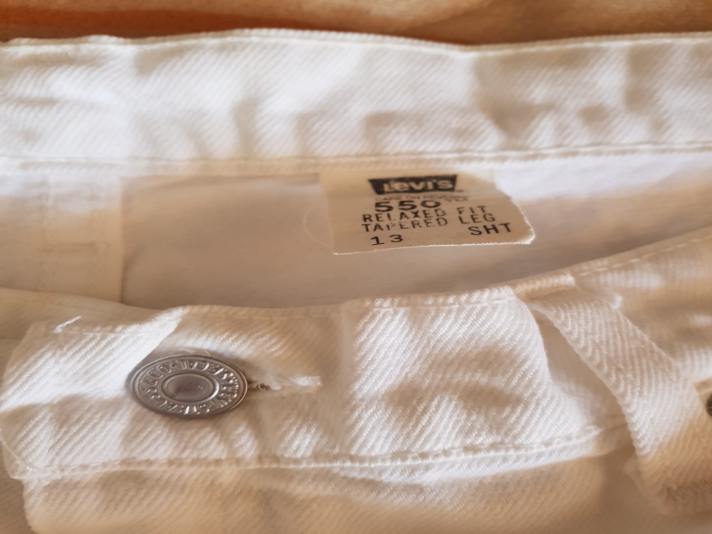 Pantalón blanco tela de jeans de algodón, marca Levi's. 3