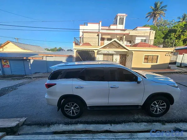 jeepetas y camionetas - Toyota fortuner 2020 7