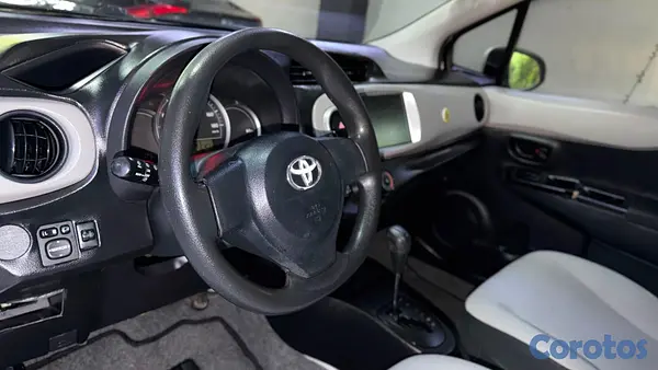 carros - TOYOTA VITZ 2013  7