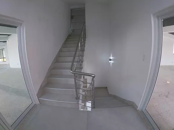 oficinas y locales comerciales - Alquilo Local comercial 267 mts  3er piso  27 febrero
 7
