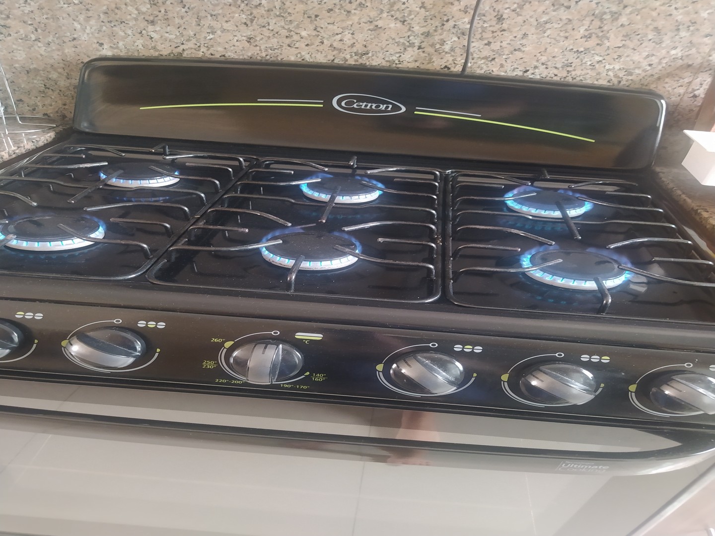 cocina - Estufa de gas marca  Cetron negra 6 Hornillas Con encendido eléctrico  2