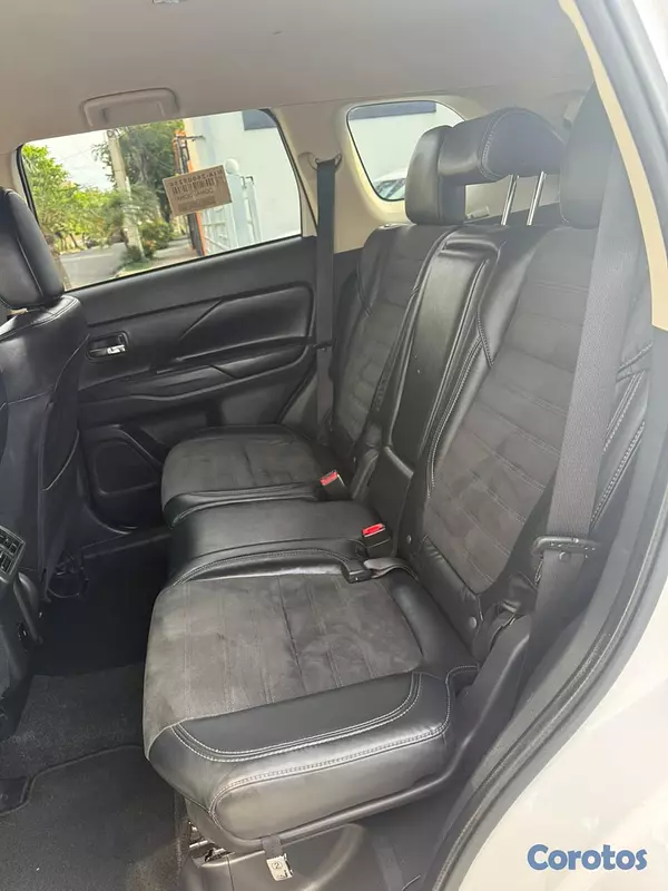 jeepetas y camionetas - Mitsubishi Outlander SE 2020 6