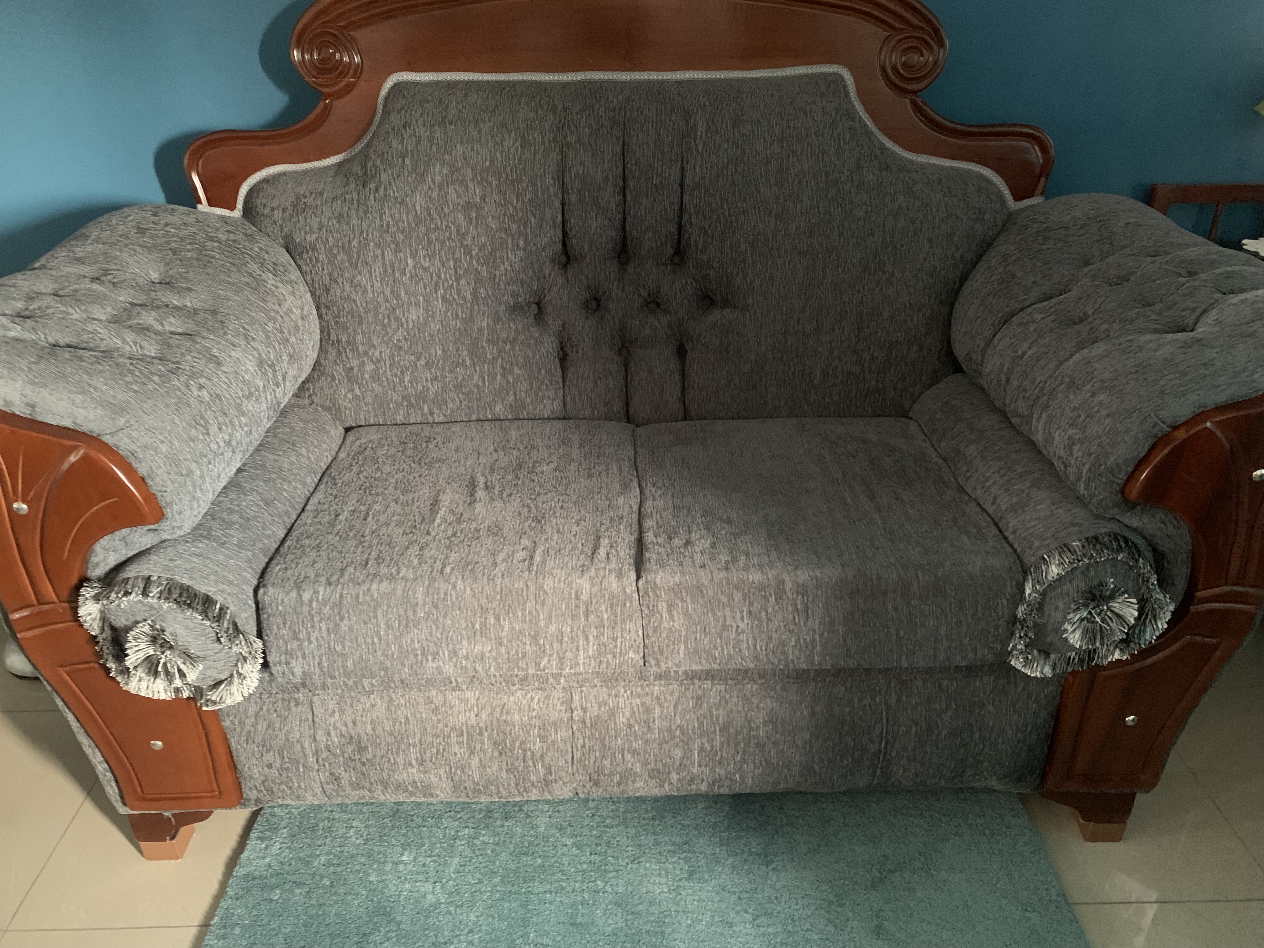 muebles y colchones - sofá en caoba de dos asientos  2