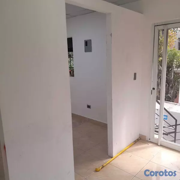 oficinas y locales comerciales - Local Comercial AV Romulo Betancourt 8