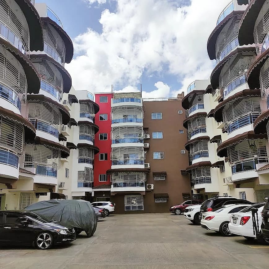 apartamentos - Venta de apartamento en Alma Rosa 1 5to piso con terraza 226mts Santo Domingo
