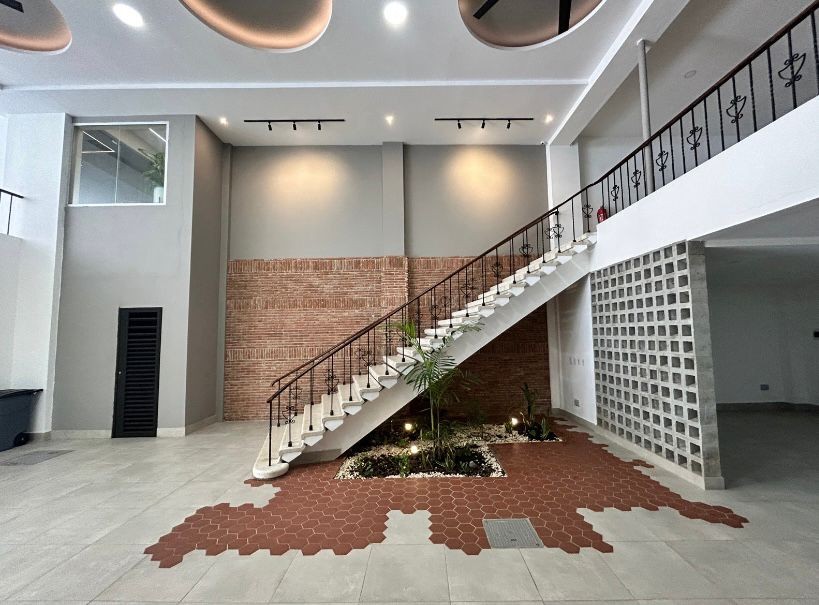 oficinas y locales comerciales - Alquiler Local Comercial Ubicado en la Calle El Conde, Zona Colonial 4