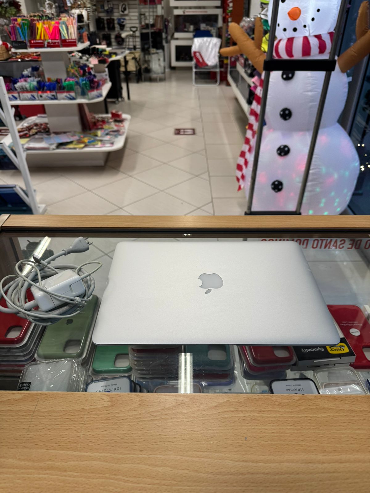 computadoras y laptops - Macbook Air 2017 Silver 128 SSD 8 GB RAM I5