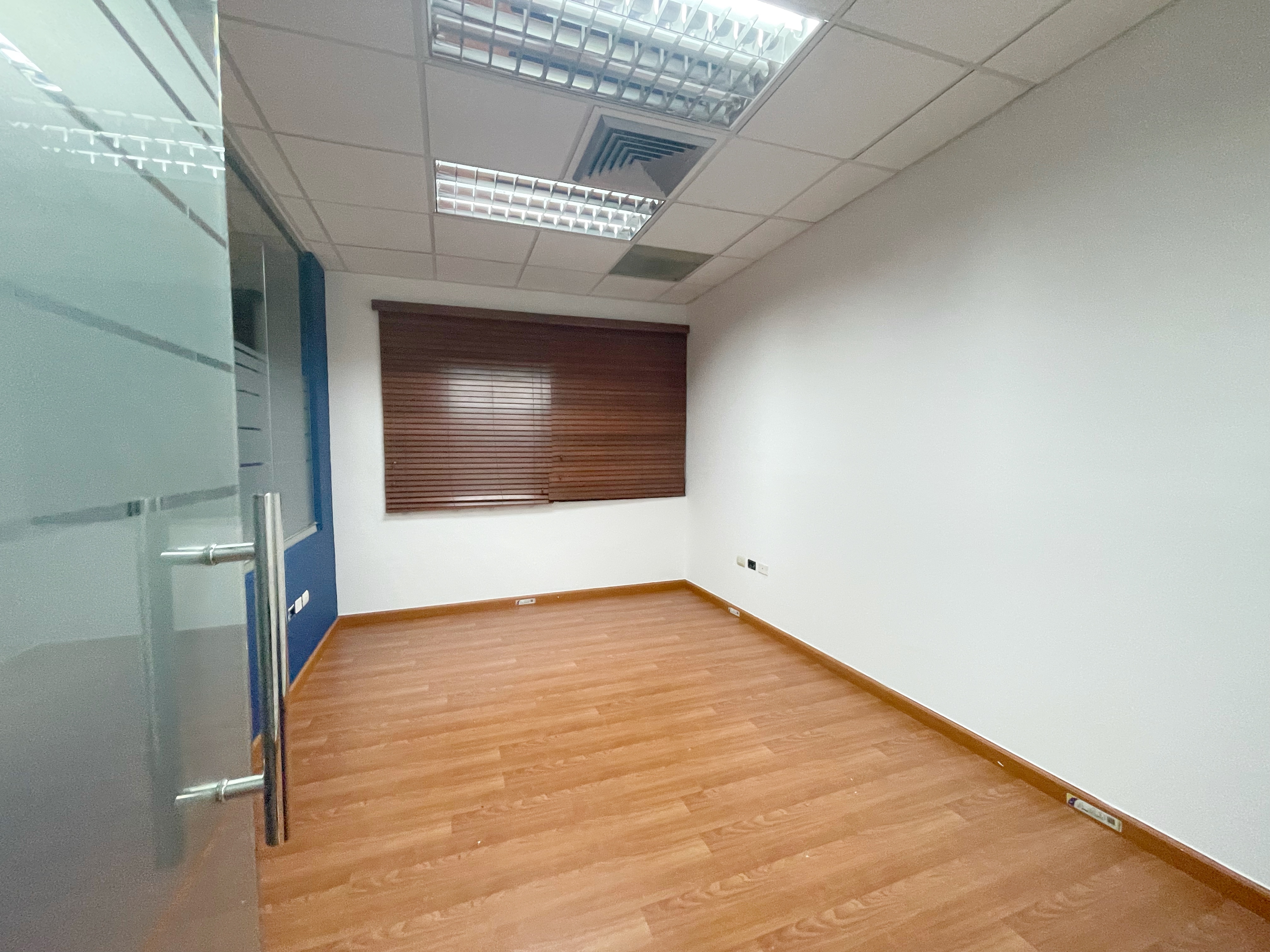 oficinas y locales comerciales - Alquiler local comercial en Piantini 2