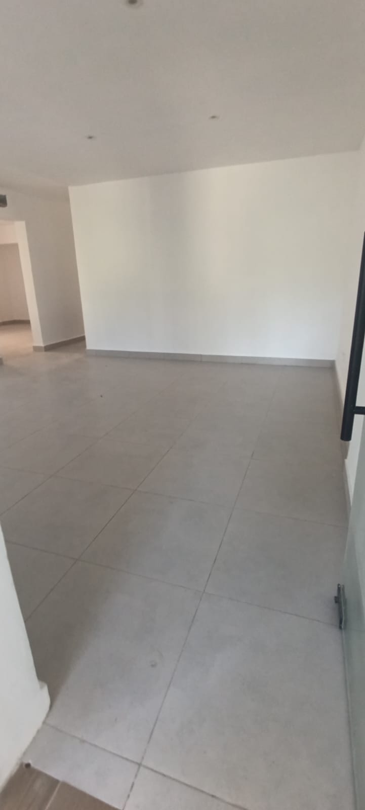 oficinas y locales comerciales - La Julia, Local 122mts en primer nivel con terraza 4