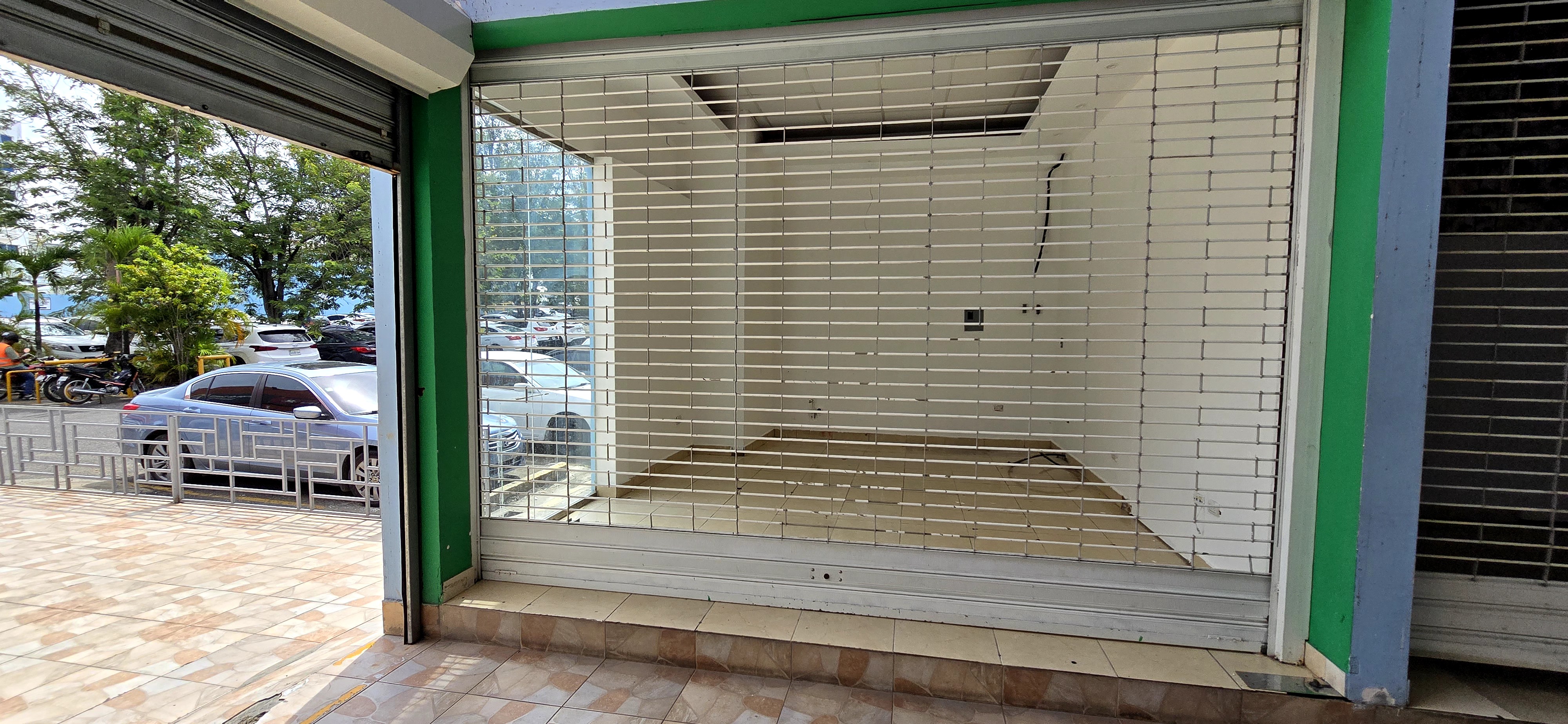 oficinas y locales comerciales - Local 1er piso en plaza comercial 