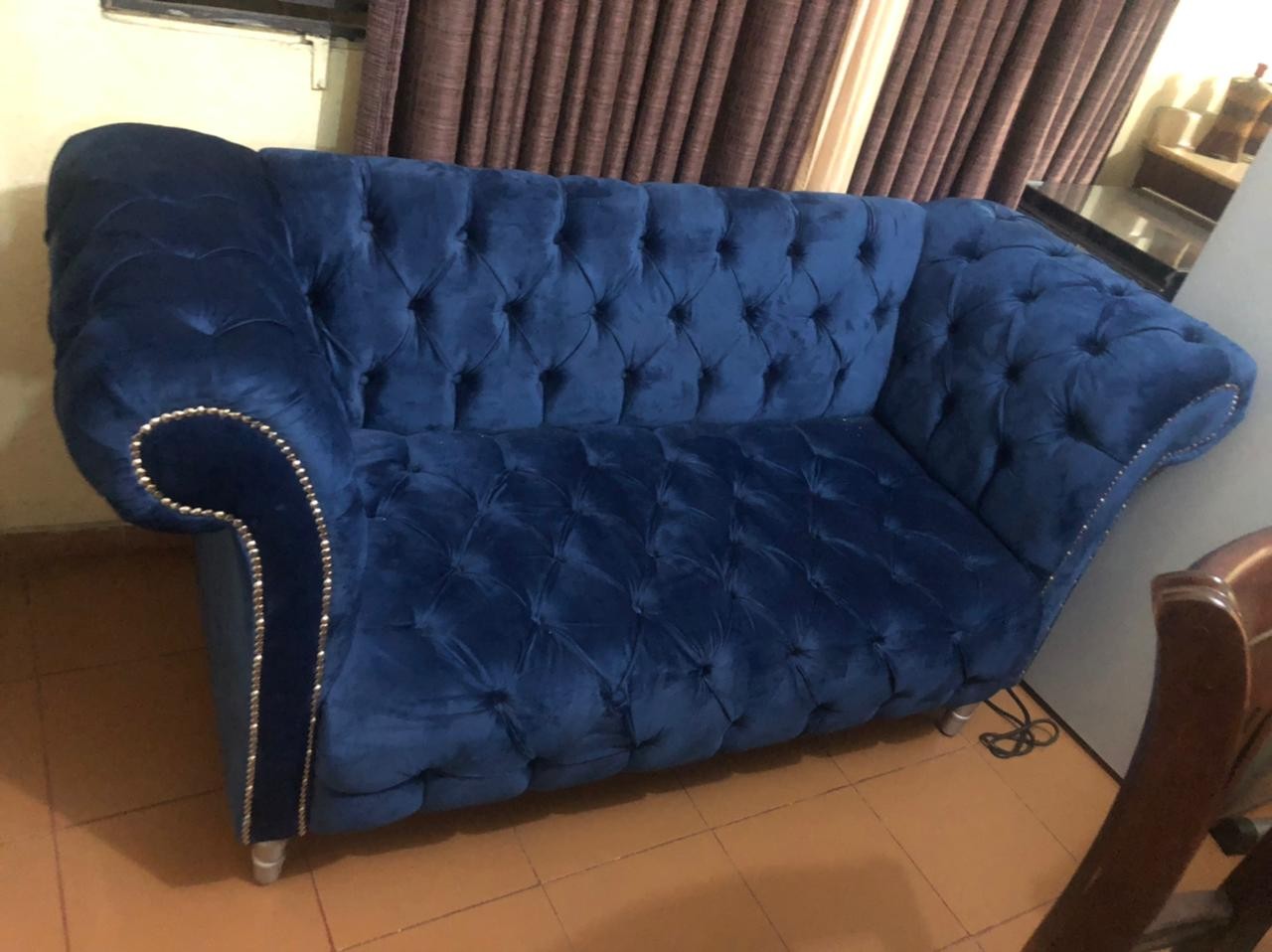 Hermoso sofá azul de terciopelo para 3 personas