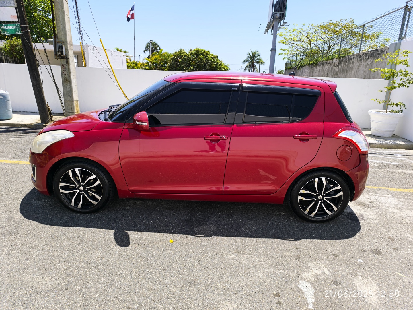 carros - Carro Suzuki Swift 2016 en excelentes condiciones.
