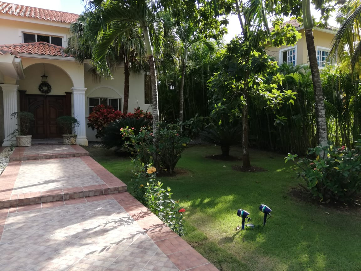 casas vacacionales y villas - Villa 3Hab de 2Niveles c/Piscina en Campo de Golf c/Club Playa en Juan Dolio 