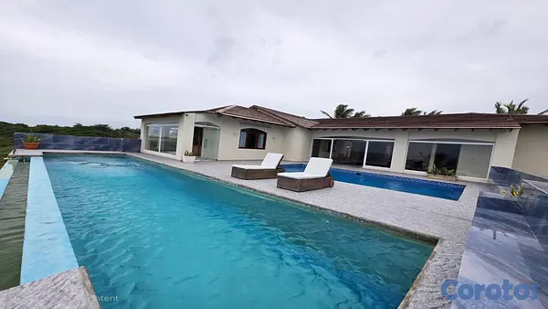 casas vacacionales y villas - Villa Frente al Mar en Venta en Cabrera 4