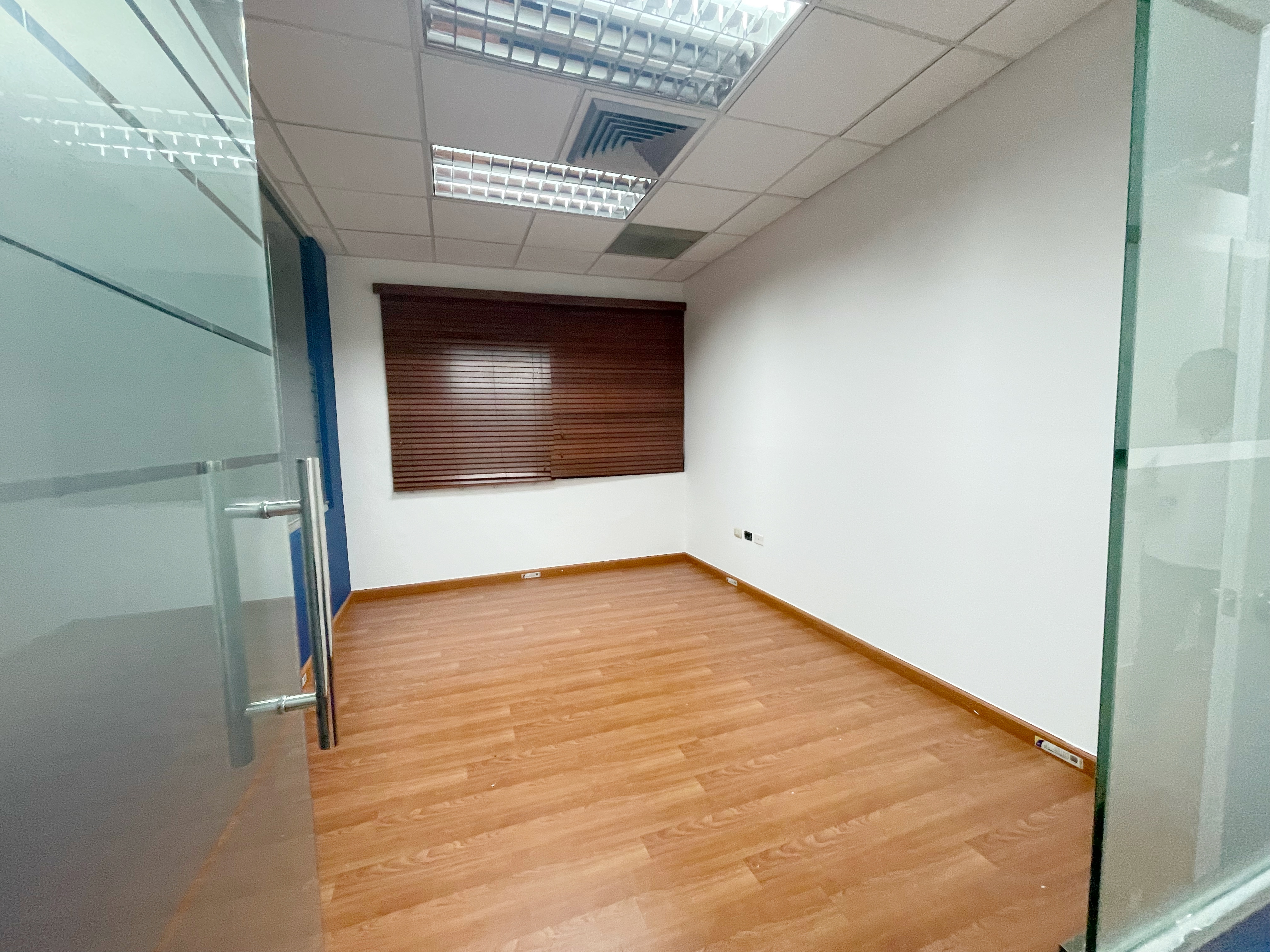 oficinas y locales comerciales - Alquiler local comercial en Piantini 3