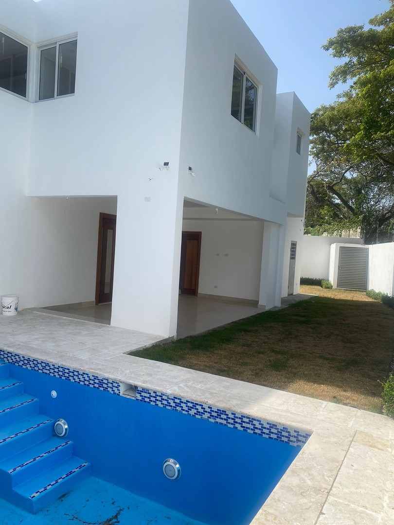 casas - Confortable Residencia de 2 Niveles en Proyecto Cerrado, Llanos de Gurabo 1