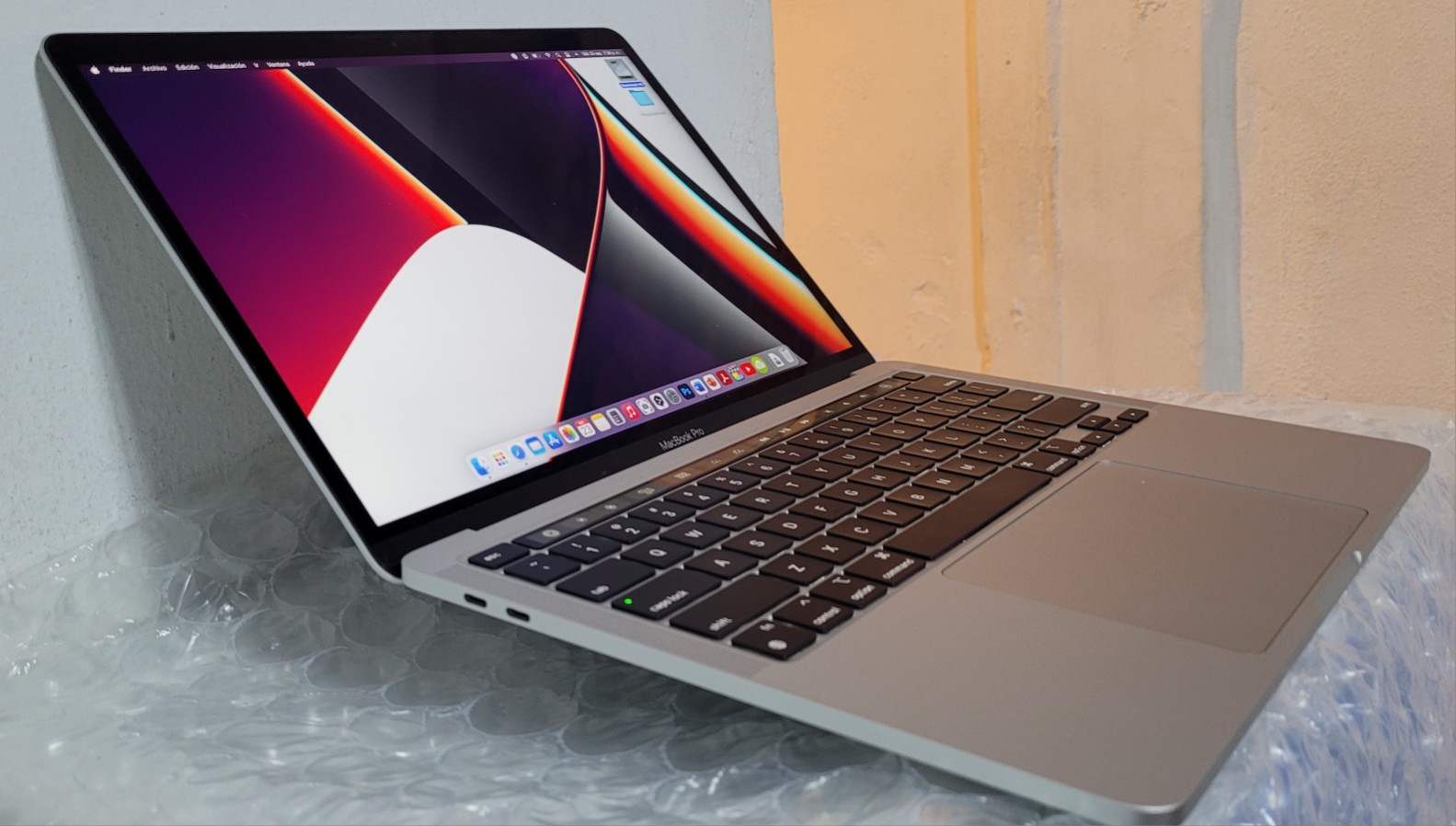 computadoras y laptops - Macbook Pro Touch bar 13 Pulg Core i5 Ram 8gb Disco 256gb SSD AÑO 2019 1