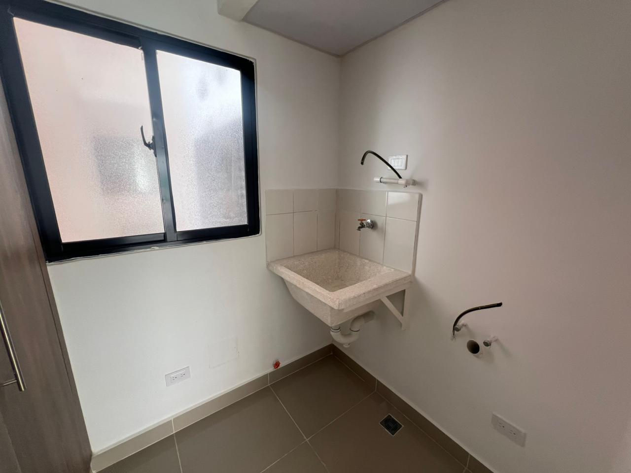 apartamentos - Se alquila apartamento prox a la Av. Charles de Gaulle detrás de la sirena 8