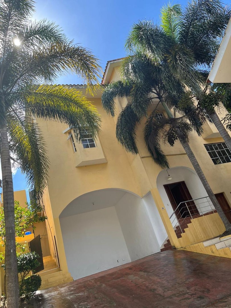 casas - Vendo/alquilo tremenda casa en ARROYO HONDO, DN.
432 mts2
5 habitaciones 
5.5 ba