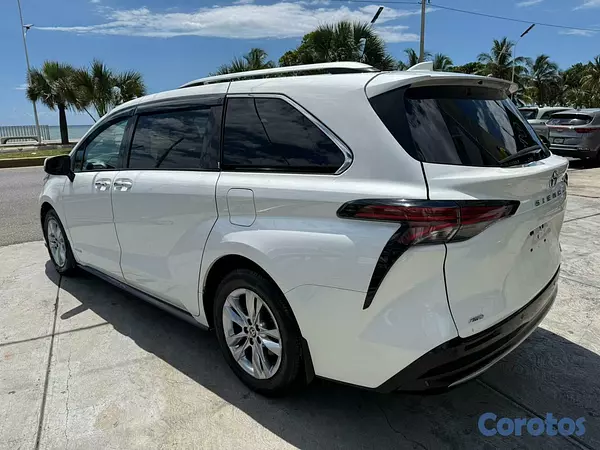 jeepetas y camionetas - Toyota Sienna Limited 2021 3