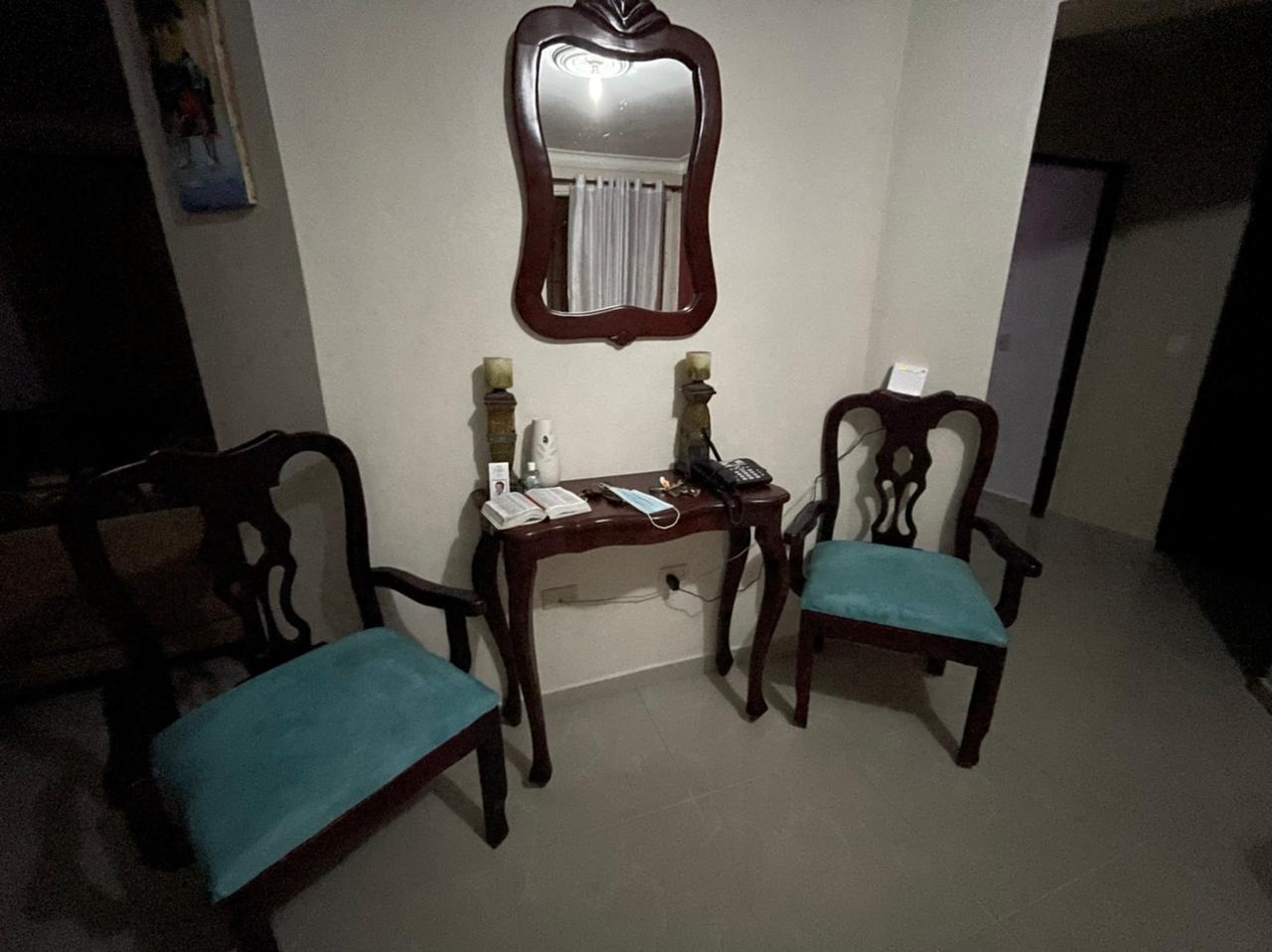 muebles y colchones - Repisa en caoba con espejo, las sillas son regalo por la compra de la repisa 