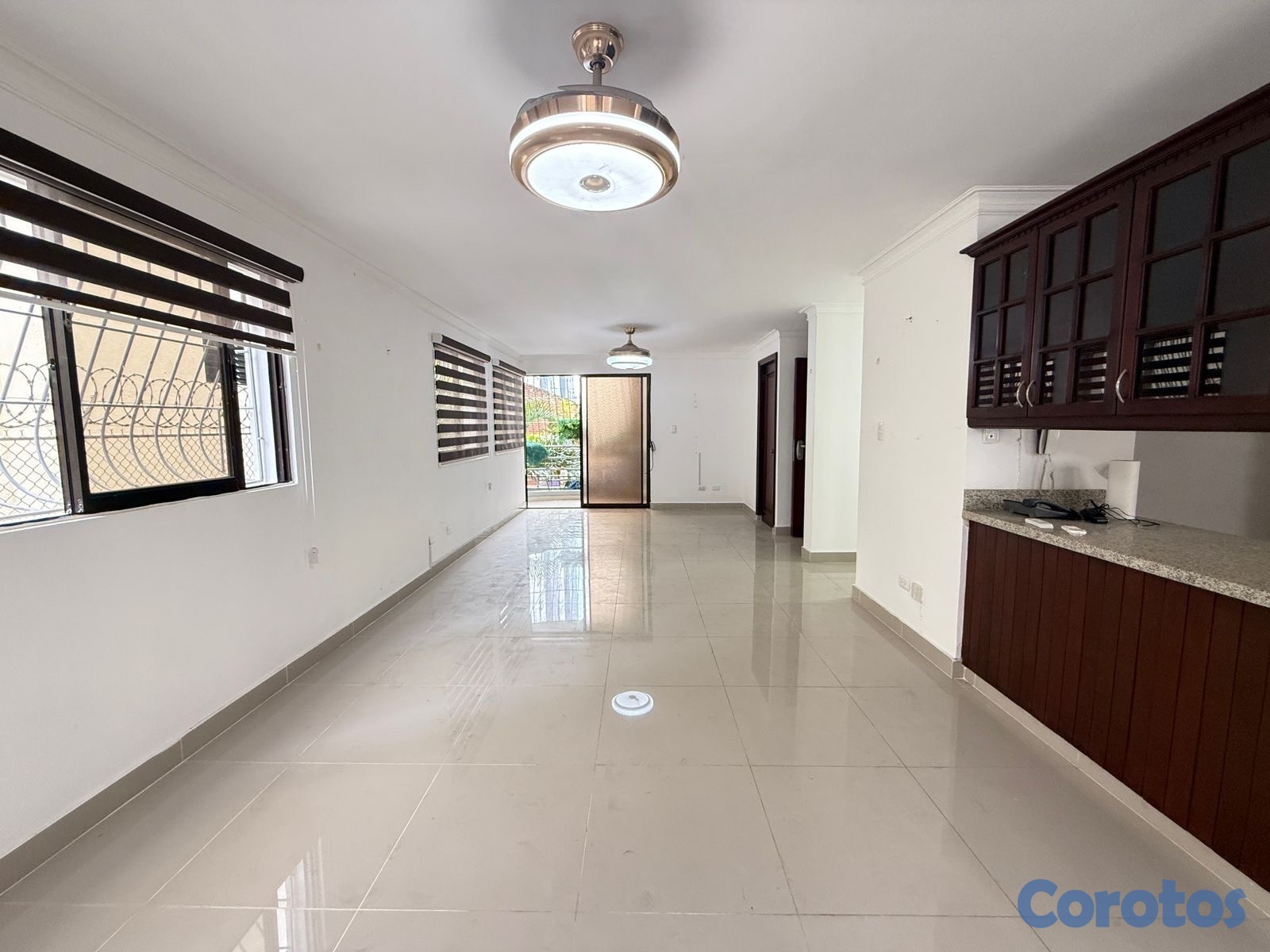 apartamentos - vendo Evaristo Morales tres habitaciones 2.5 baños dos parqueos balcón piso 2  1