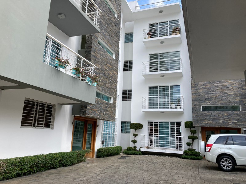 apartamentos - Alquilo cómodo y amplio apartamento de 3 habitaciones con línea blanca