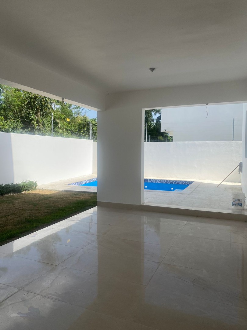 casas - Confortable Residencia de 2 Niveles en Proyecto Cerrado, Llanos de Gurabo 2