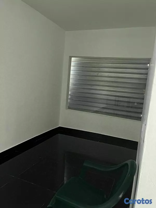 oficinas y locales comerciales - En La Enriquillo AMPLIO local de 240mts 4 parqueos 5