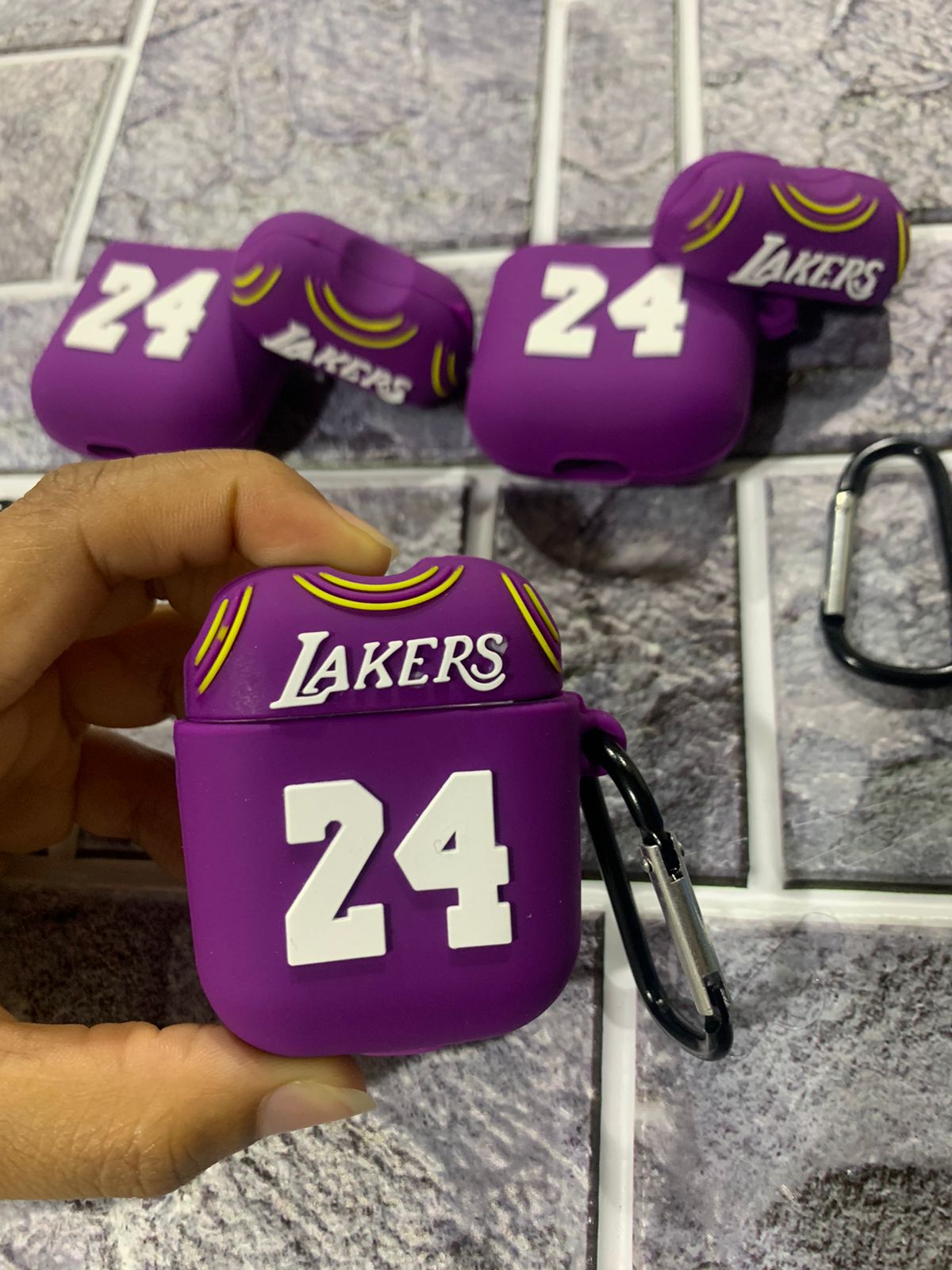 accesorios para electronica - COVER AIRPODS DISEÑO LAKERS 24 1