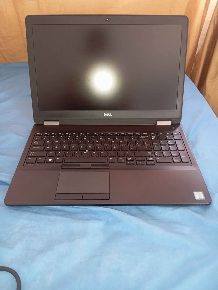 computadoras y laptops - DELL LATITUDE E5570 usada en buen estado 0