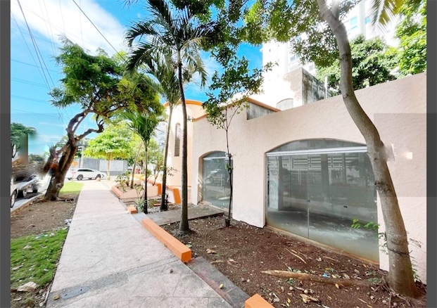 oficinas y locales comerciales - Esquinero céntrico en av comercial 4