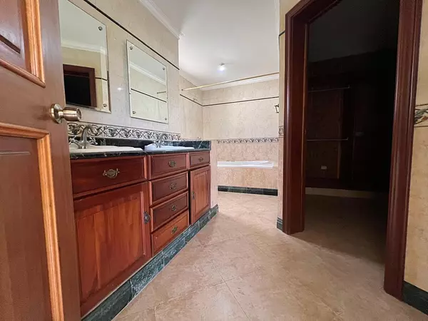 casas - ALQUILO o VENDO Casa de Dos Niveles En Las Praderas Con Linea Blanca.

 10