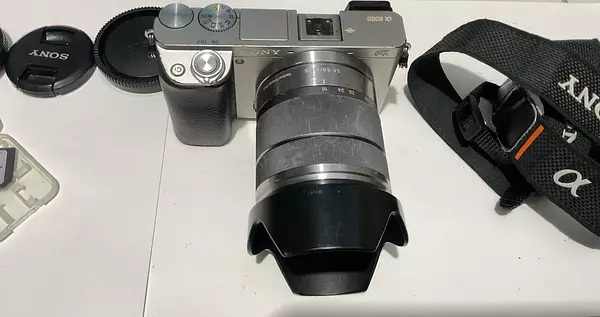 camaras y audio - Vendo sony a6000 con lente y accesorios  2