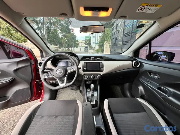 carros - Nissan versa rojo  8